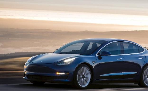 Un youtuber repara su Model 3 por 700 dólares, mientras Tesla le pedía 16.000