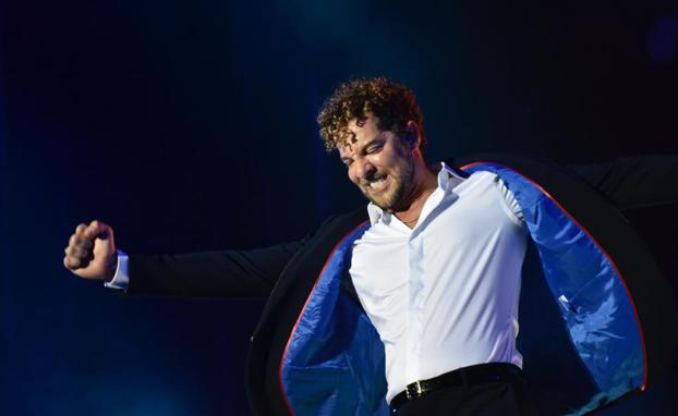 Balada, rumba y mucho ritmo: la fórmula de David Bisbal conquista Málaga