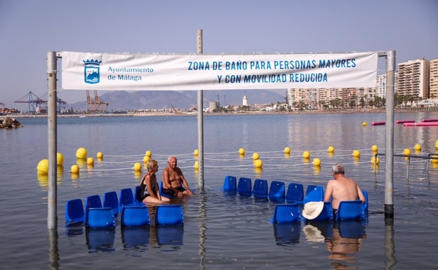 Málaga estrena una zona de baño adaptada en la playa La Caleta