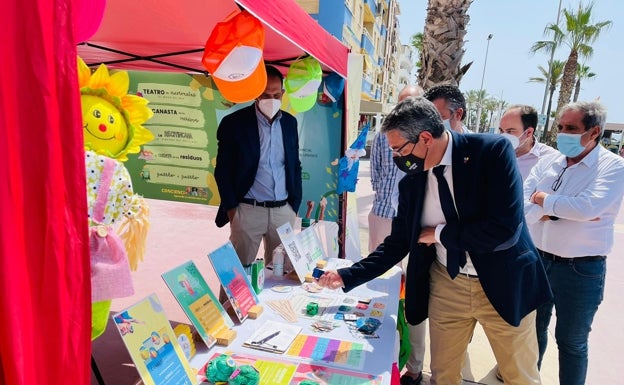 Lanzan una campaña para fomentar el reciclaje de envases en los cinco municipios costeros de la Axarquía