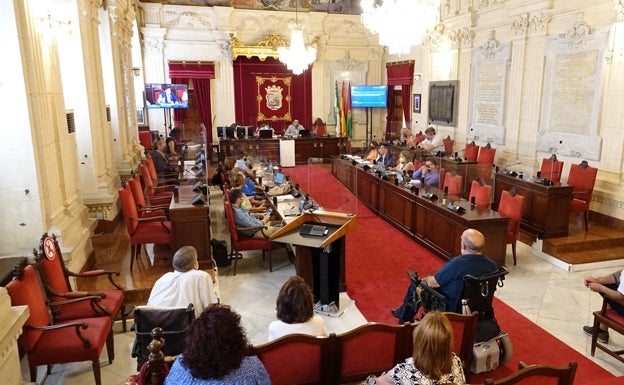 El Ayuntamiento de Málaga condena el «discurso de odio» contra el colectivo LGTBI de Vox con la abstención del PP