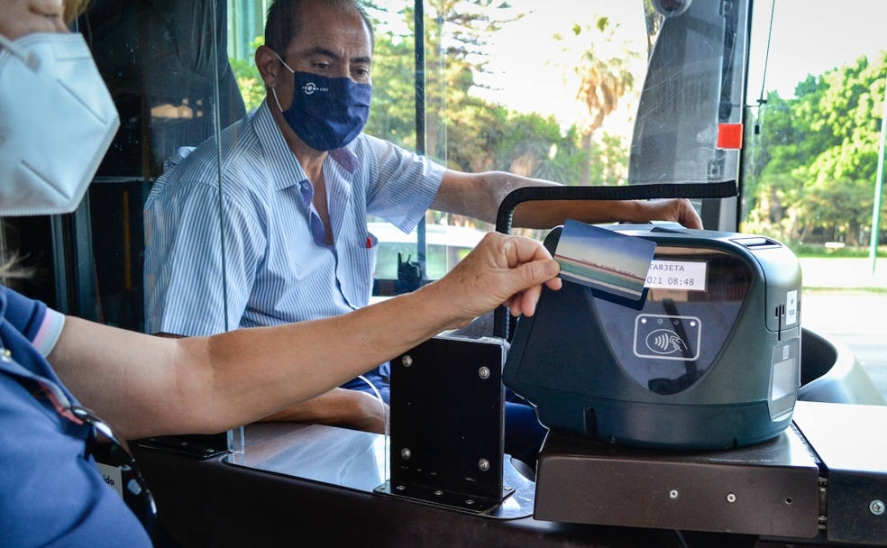 Malévich se mueve por Málaga en autobús de línea