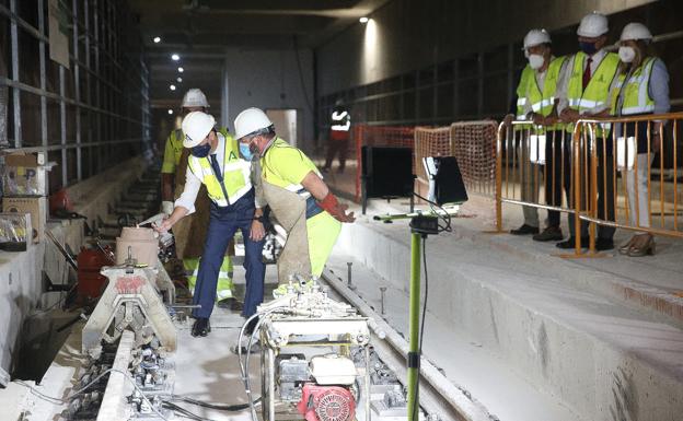 La soldadura del carril de vía marca un nuevo hito en la llegada del metro al Centro, que sigue sin fecha
