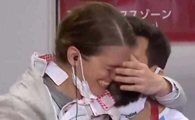 Petición de mano en Tokio: el novio y entrenador de la esgrimista Belén Pérez Maurice se declara en directo