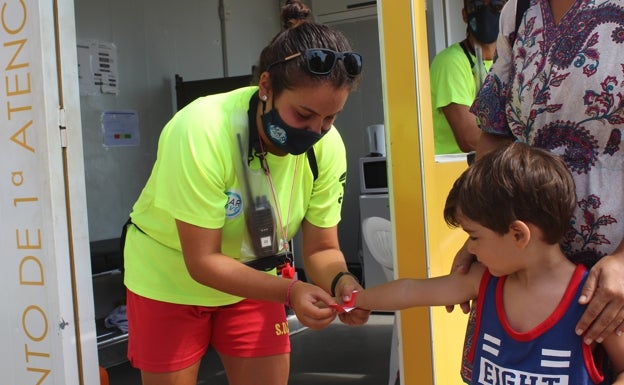 Fuengirola ofrece pulseras identificativas en las playas para facilitar la búsqueda de personas en caso de pérdida