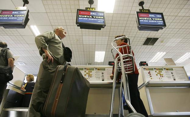 EE UU recomienda no viajar a España por la pandemia y las amenazas del «terrorismo» y los «disturbios civiles»