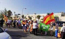 Una treintena de militantes protesta ante la sede de Vox para pedir la dimisión de la gestora en Málaga