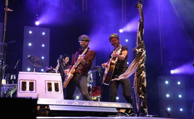 Leiva sorprende en Marenostrum Fuengirola al subirse al escenario con Sidecars