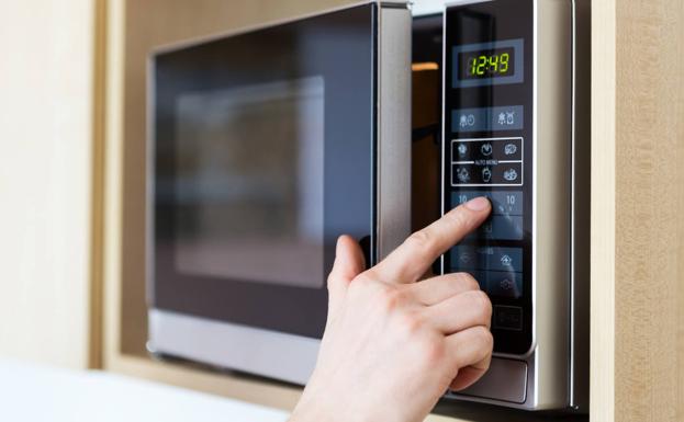 La OCU alerta de 12 cosas que nunca deberías meter en el microondas