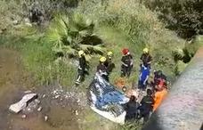 Bomberos rescatan a una mujer precipitada en el río Guadalmedina