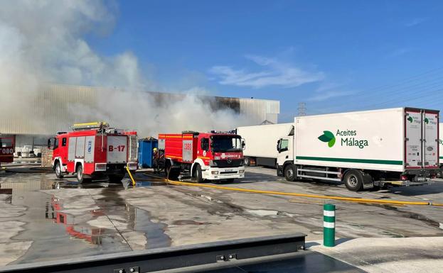 Extinguido el incendio en una nave de aceite en el polígono Guadalhorce de Málaga