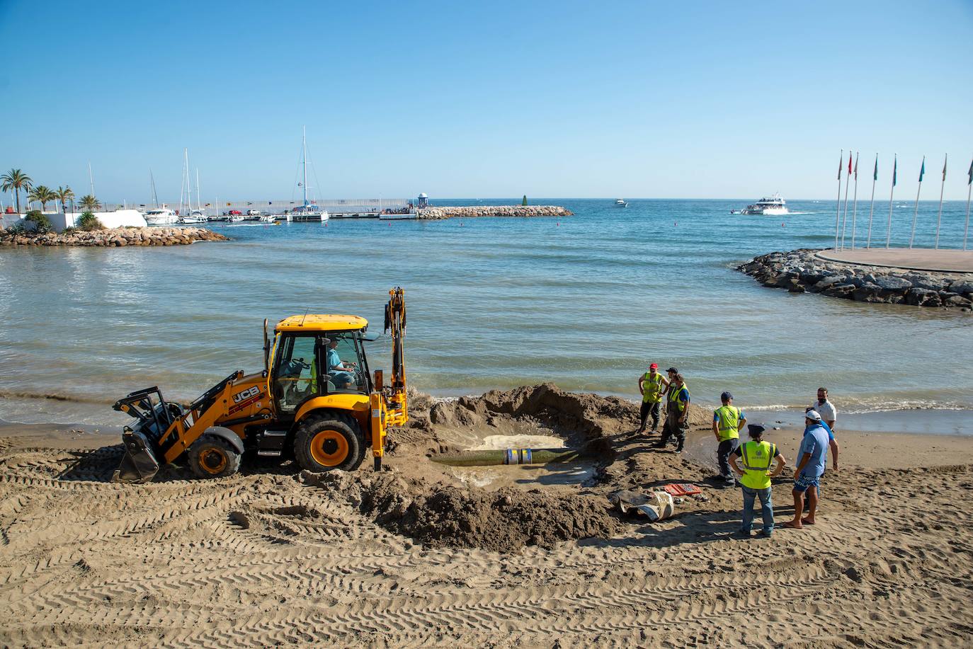 La rotura de una tubería de saneamiento obliga al cierre de la playa del Faro en Marbella