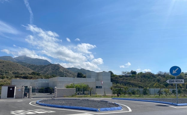 Ayuntamiento, empresarios y residentes de Nerja muestran su «inquietud» por las «deficiencias» de la depuradora