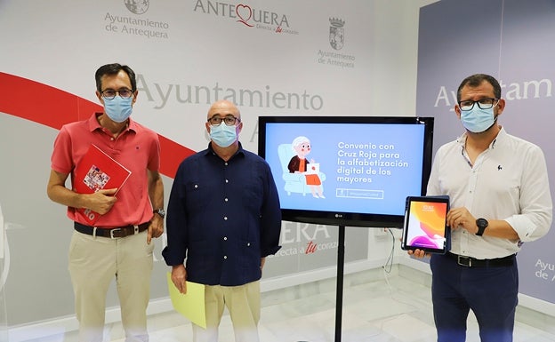 Cruz Roja mantiene la comunicación con personas mayores en soledad en Antequera