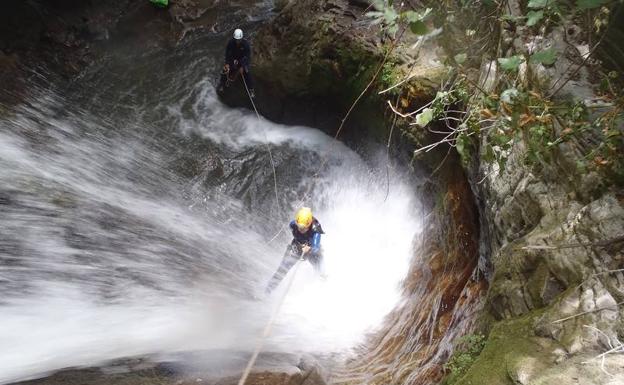 Júzcar pide regular el uso de la Sima del Diablo para la práctica de barranquismo