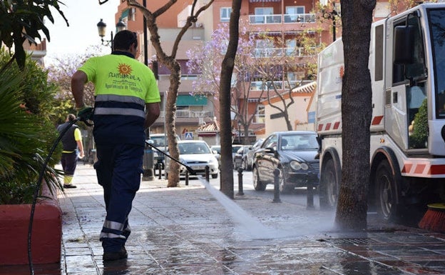 Fuengirola refuerza el servicio de limpieza durante verano