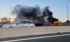 Retenciones en la A-7 en Málaga por el incendio de un vehículo en el arcén
