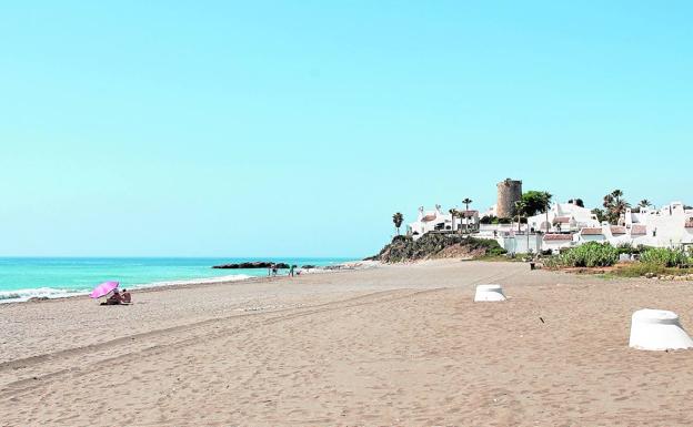 Arroyo Vaquero, un arenal sin prisas ni bullicios en Estepona