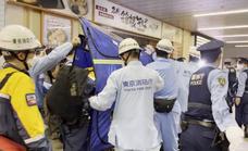 Nueve pasajeros heridos con arma blanca en un tren de Tokio