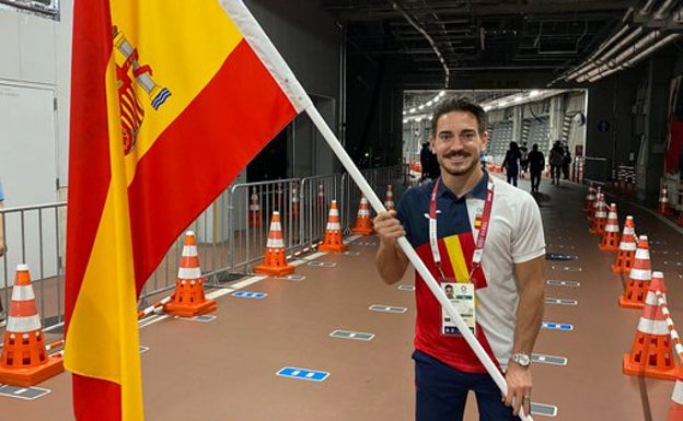 Quintero portó la bandera española, al menos antes de la ceremonia