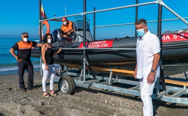 Nerja incorpora dos embarcaciones para la limpieza y el salvamento en las playas