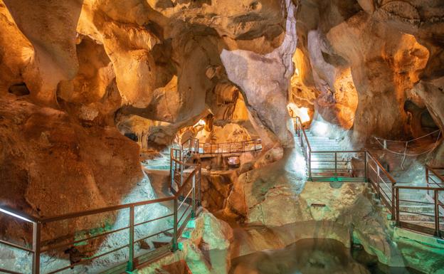 Cuevas de la Axarquía: Un recorrido cavernario en la costa oriental