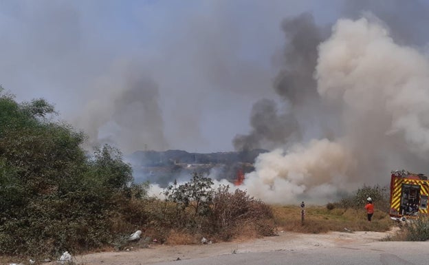 Un incendio en una zona de matorrales complica la circulación entre Vélez-Málaga y Torre del Mar