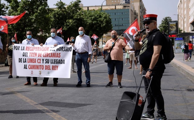 Los alcaldes de Álora, Pizarra y Cártama se concentran en Málaga para pedir el aumento de trenes de cercanías y su llegada a El Chorro