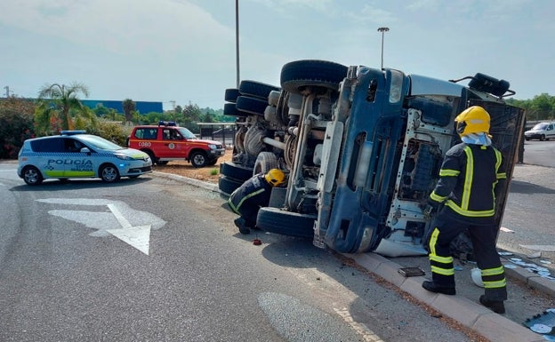 Vuelca un camión de hormigón en la rotonda de acceso a Churriana