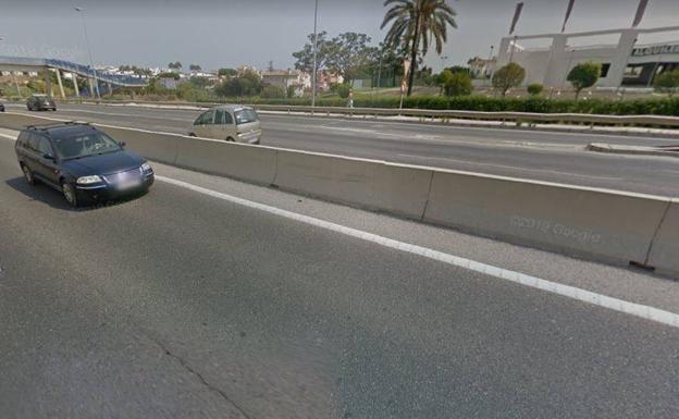 Muere un hombre que quedó atrapado tras una colisión entre dos turismos en la A-7 en Estepona