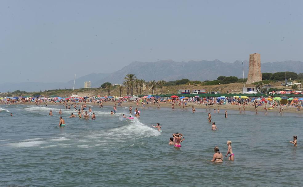 Artola: Entre dunas protegidas y un puerto deportivo