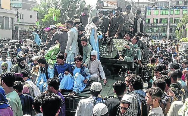 Caos entre la multitud que se agolpa en el aeropuerto de Kabul para huir de los talibanes