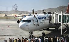 Miles de afganos huyen del Emirato por Kabul