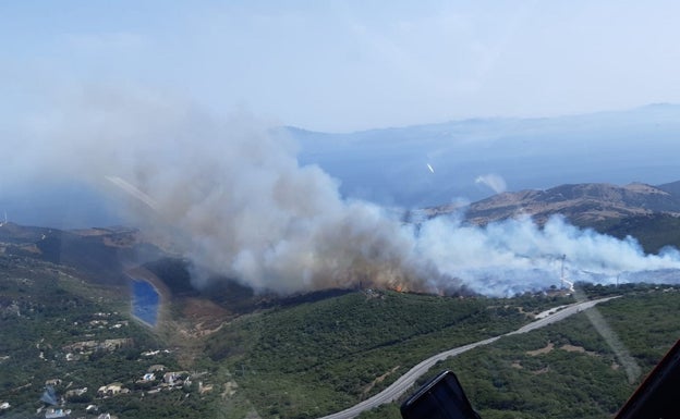 Ascienden a 93 los desalojados por el incendio de Tarifa