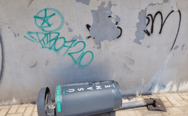 Pedregalejo: un agosto de vandalismo y calles rotas