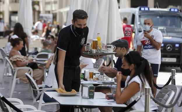 El Comité de Expertos propone aumentar a seis el máximo de personas por mesa en el interior de restaurantes y bares