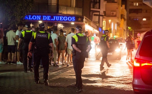 El mayor control del ocio por la pandemia desborda a la Policía Local de los municipios turísticos