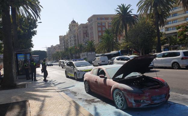 Un coche comienza a arder en el Paseo del Parque de Málaga