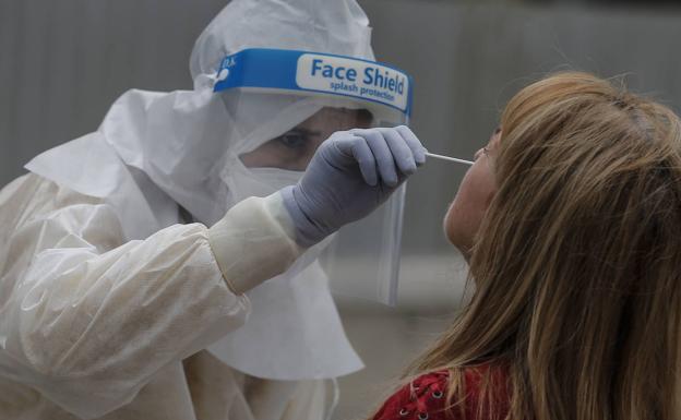 Málaga reduce su tasa de contagios por debajo de la media andaluza por primera vez en dos meses