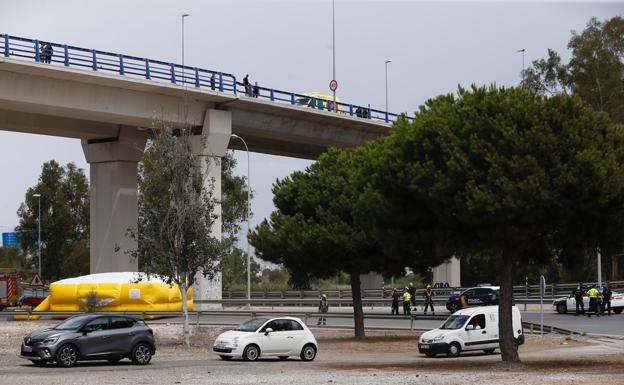 Los especialistas evitan que un hombre se arroje al vacío en Guadalmar