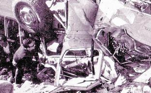 El autobús quedó empotrado en las rocas./Archivo muñoz antivón