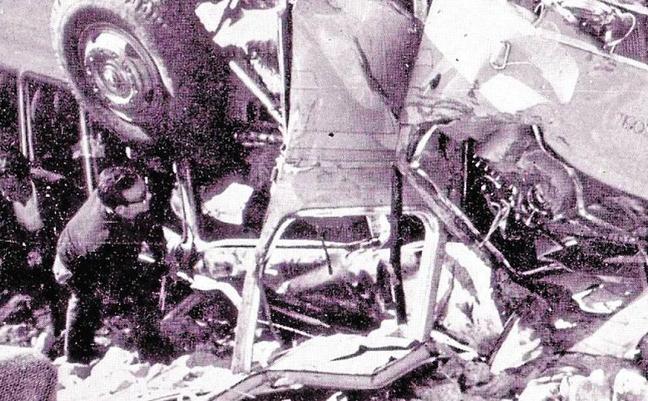 El autobús quedó empotrado en las rocas./Archivo muñoz antivón