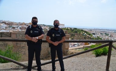 Los agentes José Antonio Ruiz y Rafael Gómez, ayer junto a la zona donde ocurrieron los hechos./E. CABEZAS