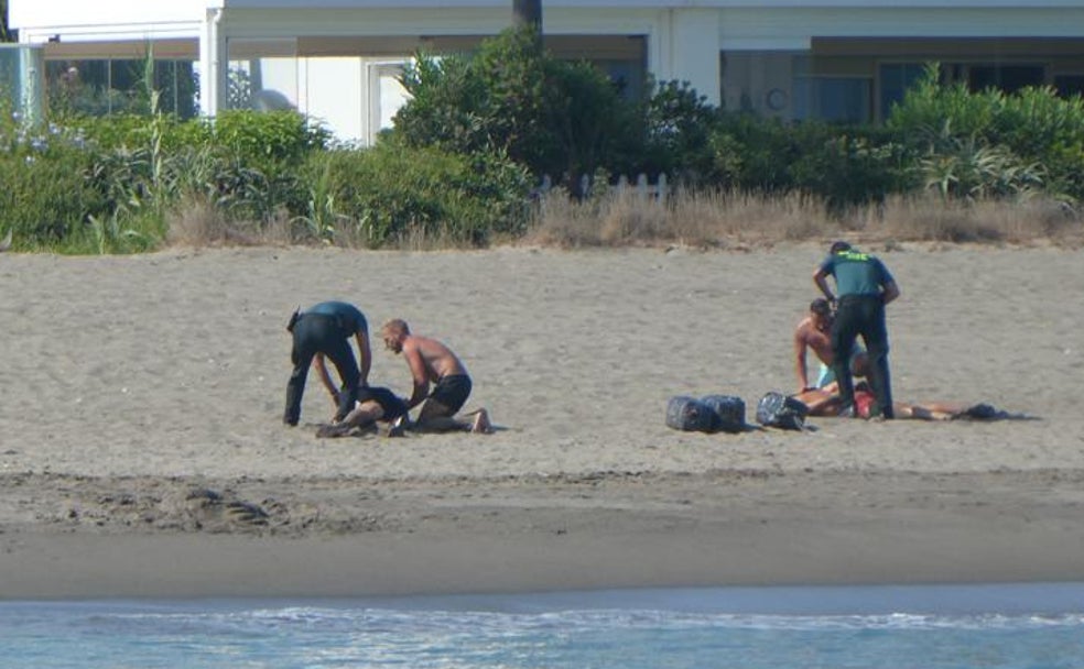 Sin grilletes y en bañador: el día de playa que acabó con dos policías de descanso deteniendo a unos narcos en Estepona