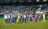 Los jugadores del Málaga aplauden a la Grada de Animación al final del partido para agredecer el apoyo y celebrar la victoria en comunión./ÑITO SALAS