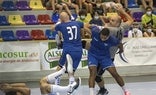 Baena, defendido por dos jugadores del Benidorm./SUR