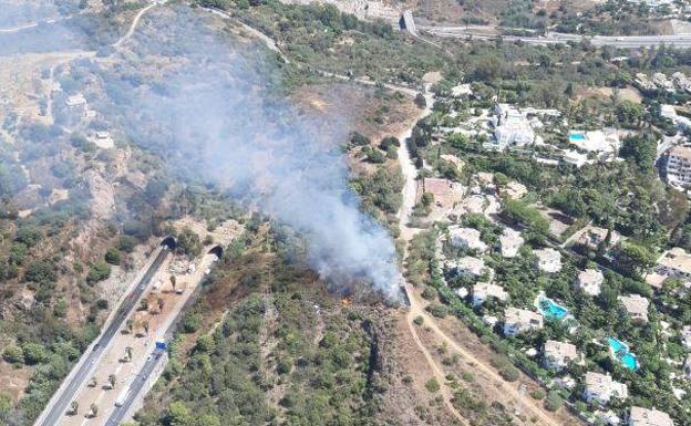 Controlados los dos incendios forestales declarados en Marbella y Cómpeta