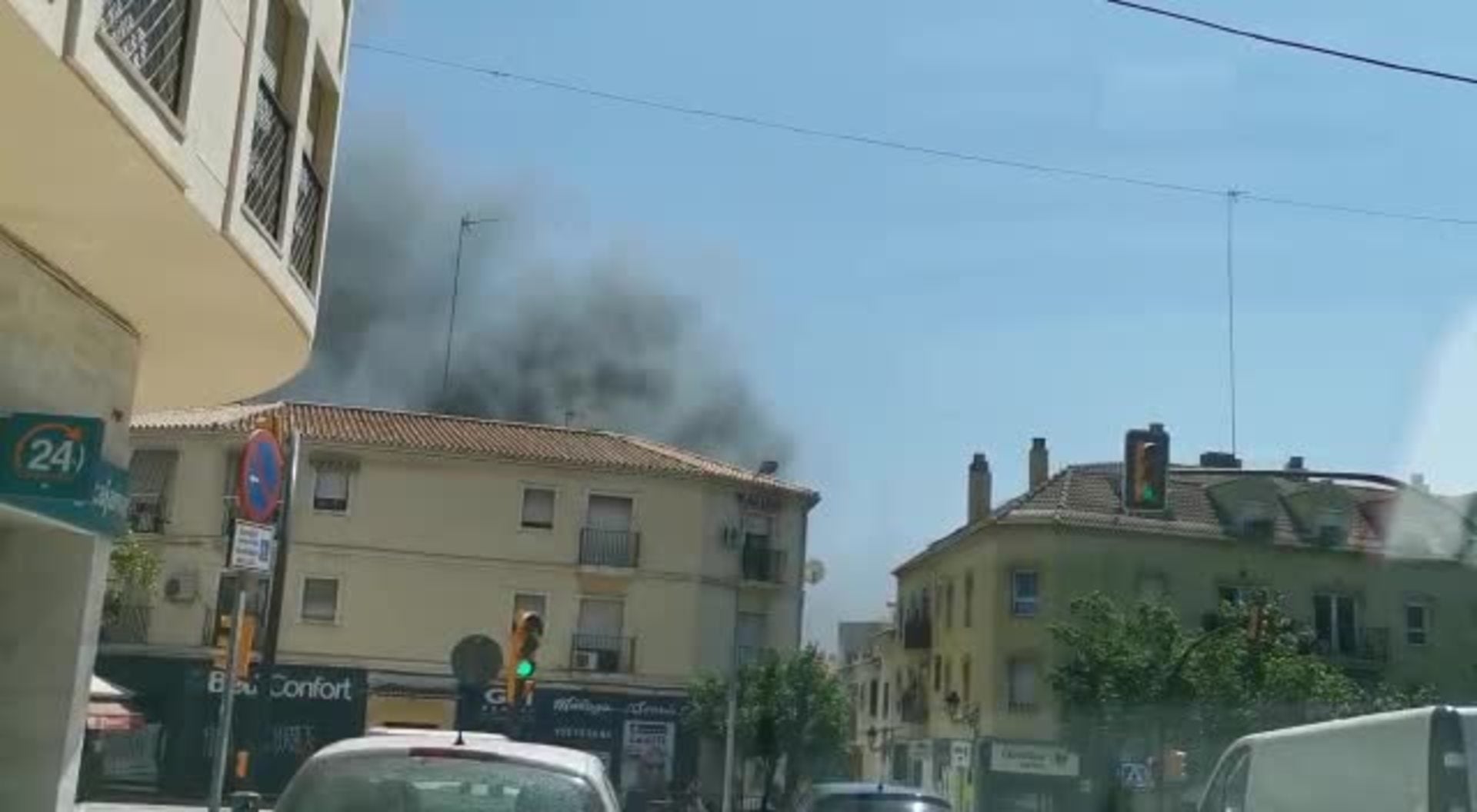 Sucesos Málaga: Incendio en el llano frente a la Cofradía del Cautivo en La Trinidad