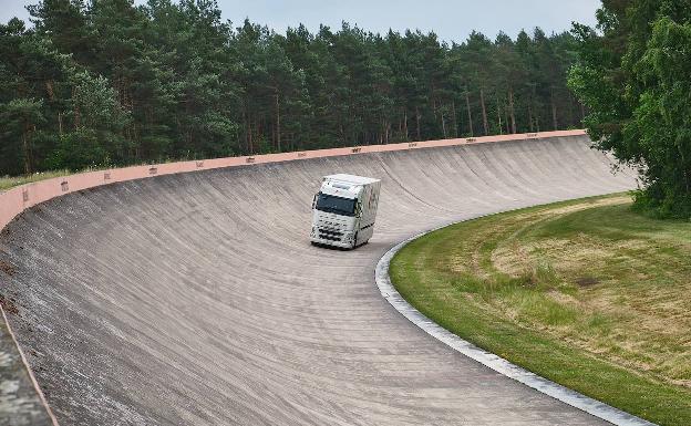 Un camión eléctrico logra recorrer 1099 kilómetros sin recargar