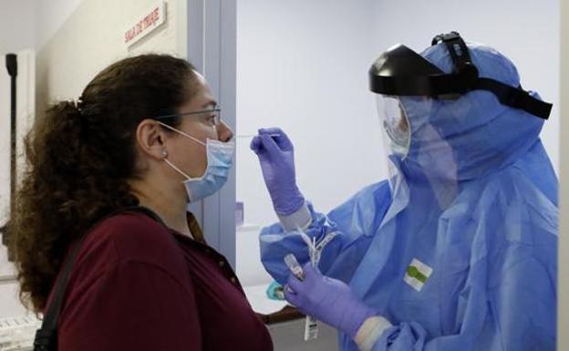 El TSJA suspende la orden andaluza que imponía pruebas diagnósticas a personal sanitario y de residencias